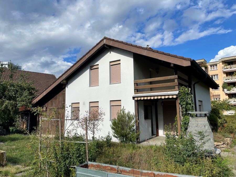 Südwestseite mit Balkon und Garten, Birkenweg 5 Brugg